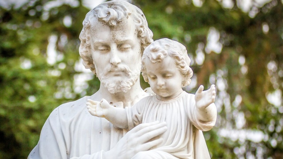 Święty Józef, oblubieniec Najświętszej Maryi Panny, był opiekunem i wychowawcą Jezusa Chrystusa. źródło: https://pixabay.com/pl/4193226/RobertCheaib/CC0 - domena publiczna