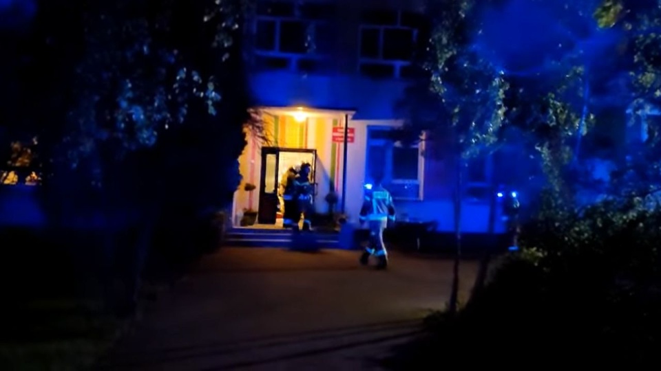 Na miejscu nadal obecne są służby - policja, prokurator, zespoły ratownictwa medycznego i Straż Pożarna. źródło: https://www.youtube.com/watch?v=iSjVDDrmB58