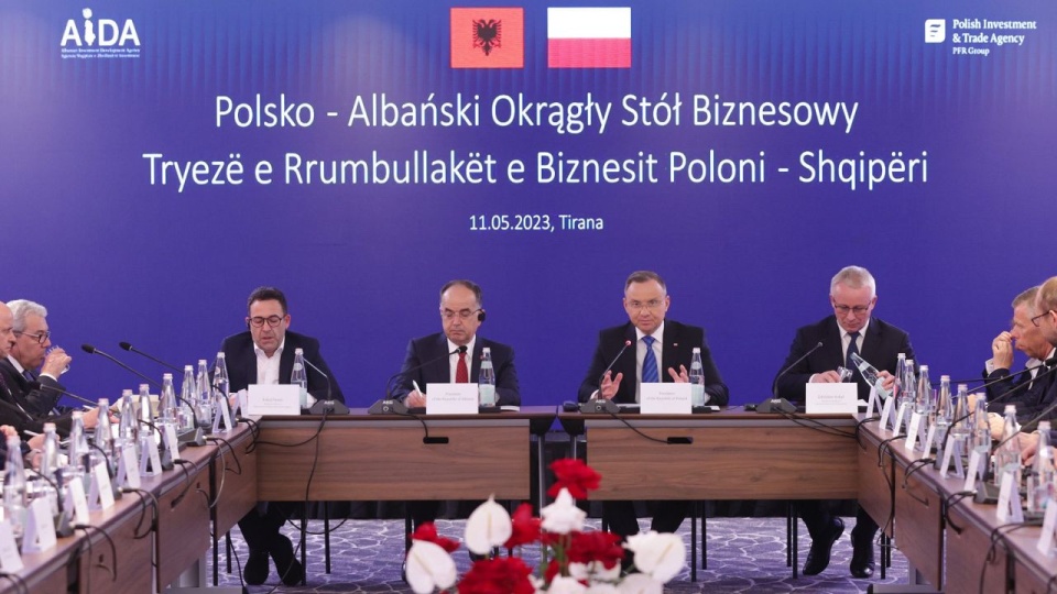 W Tiranie z udziałem prezydentów obu państw - Andrzeja Dudy i Bajrama Begaja - odbyło się forum biznesowe, w którym wzięli udział przedstawiciele polskich i albańskich firm z branż turystycznej, transportowej, farmaceutycznej i chemicznej. źródło: https://twitter.com/prezydentpl