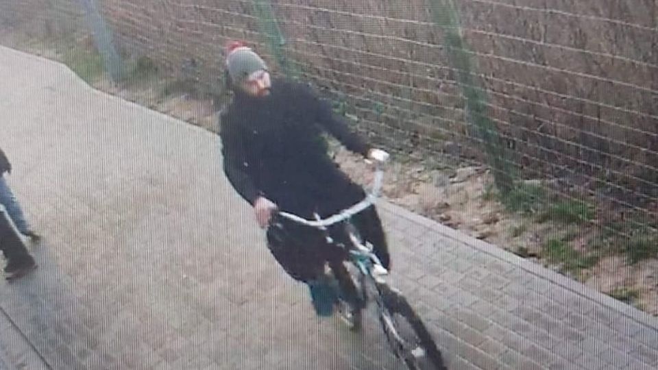 źródło: https://kolobrzeg.policja.gov.pl/zkl/aktualnosci/aktualnosci/54924,Policja-poszukuje-sprawcy-naruszenia-nietykalnosci-cielesnej.html