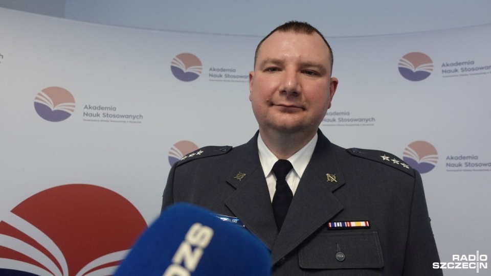 Por. Sebastian Kowalski, z-ca dyr. okregowego Służby Więziennej w Koszalinie. Fot. Przemysław Gołyński [Radio Szczecin]
