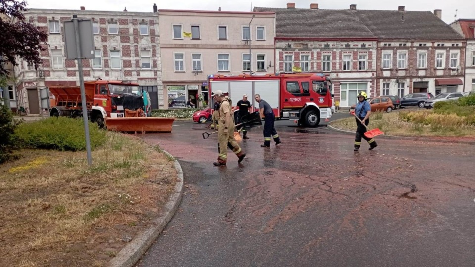 Drogę zasypała zawartość całej naczepy ciężarówki. źródło: https://www.facebook.com/kppspdrawskopomorskie