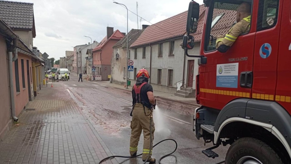Drogę zasypała zawartość całej naczepy ciężarówki. źródło: https://www.facebook.com/kppspdrawskopomorskie