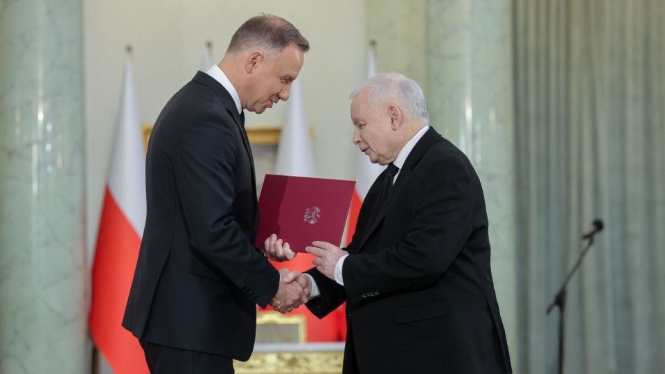 Jarosław Kaczyński zasiadał w rządzie Mateusza Morawieckiego w latach 2020-2022. Był wicepremierem, pełnił funkcję przewodniczącego Komitetu do spraw Bezpieczeństwa Narodowego i spraw Obronnych. źródło: https://twitter.com/prezydentpl