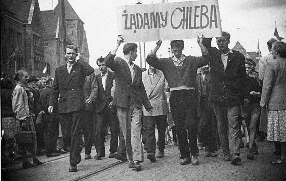 Manifestacja na ul. Czerwonej Armii (obecnie Święty Marcin). źródło: https://pl.wikipedia.org/wiki/Pozna%C5%84ski_Czerwiec