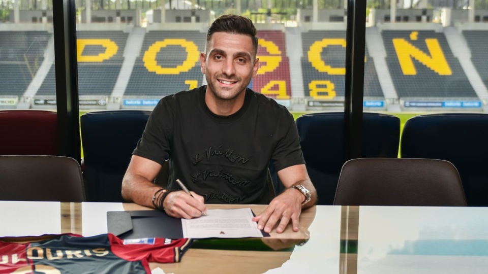 Grek Efthymios Koulouris został nowym piłkarzem Pogoni Szczecin. źródło: https://www.facebook.com/PogonSA