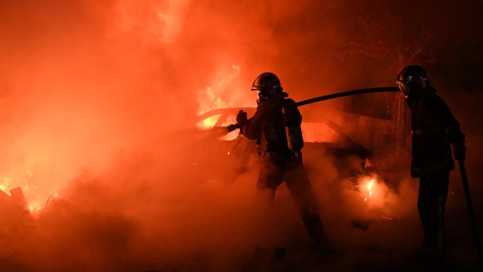 W podparyskim L'Hay-les-Roses grupa wandali użyła samochodu, aby staranować bramę do domu mera, po czym podpaliła pojazd i zaatakowała rodzinę polityka. źródło: https://twitter.com/prefpolice