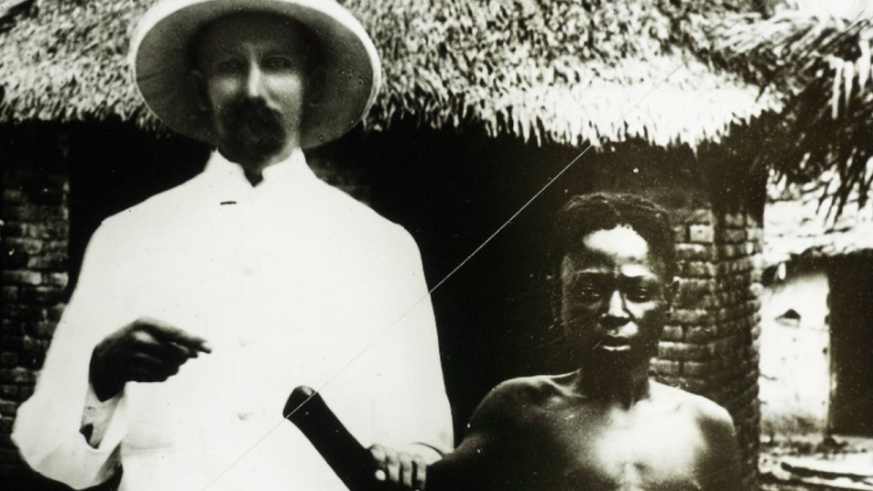 Belgijski misjonarz i mieszkaniec Kongo z obciętą dłonią, czyli ofiara zbrodni popełnionych podczas rządów Leopolda II, zdjęcie z około 1890-1910 r., źródło: USC Digital Library, autor nieznany, (CC0 Public Domain)