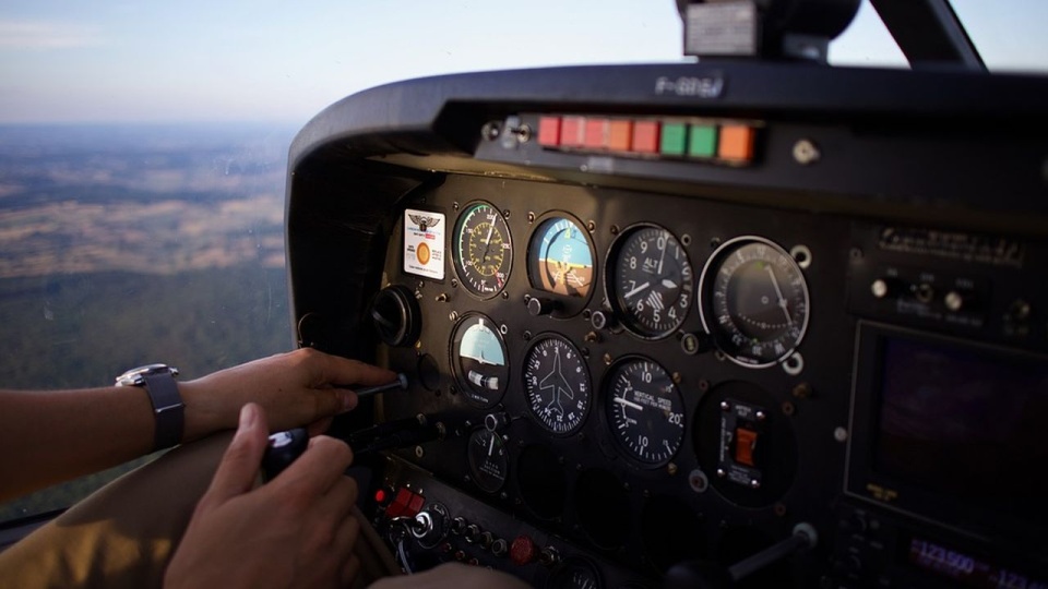 Pilot miał odpowiednie uprawnienia, a samolot wszystkie niezbędne certyfikaty. źródło: https://pixabay.com/pl/5336532/Tistou_Malta/CC0 - domena publiczna