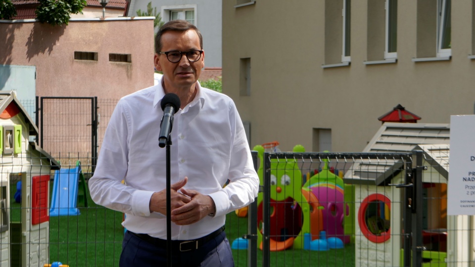 Jak dodał premier rząd uruchomił też program Rodzinny Kapitał Opiekuńczy, dzięki któremu można otrzymać dofinansowanie do opieki dziecka w domu czy żłobku.