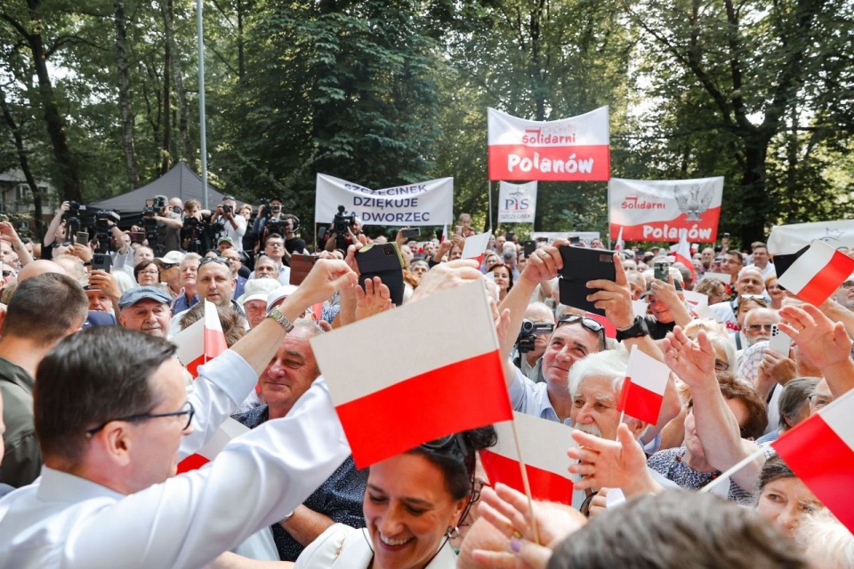 W ramach Trasy Dotrzymanego Słowa szef rządu spotkał się z mieszkańcami Sianowa na wschodzie regionu. Fot. twitter.com/szefernaker