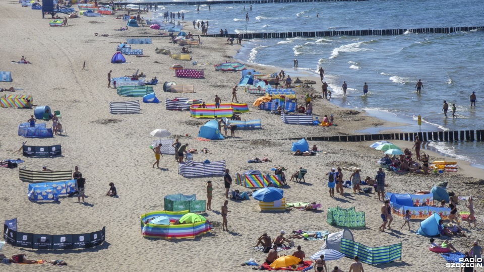 Parawany na plaży stawiane jeden przy drugim, utrudniają pracę ratownikom. Fot. Maciej Papke [Radio Szczecin]