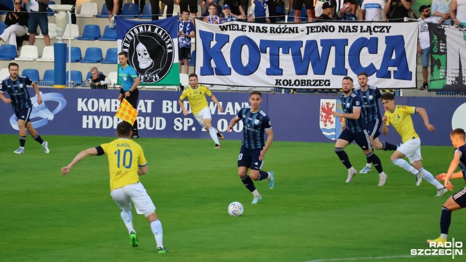 Początek dzisiejszego spotkania na stadionie im. Sebastiana Karpiniuka o godz. 14.15. Fot. Przemysław Polanin [Radio Szczecin]