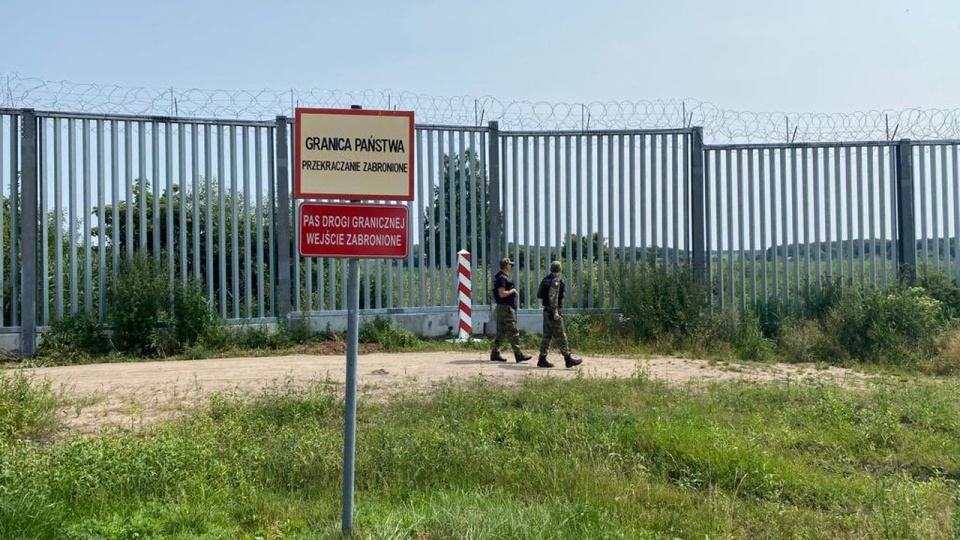 Na odcinku placówki Straży Granicznej w Dubiczach Cerkiewnych grupy cudzoziemców znajdujące się po stronie białoruskiej cztery razy atakowały polskie patrole kamieniami. źródło: https://twitter.com/Straz_Graniczna