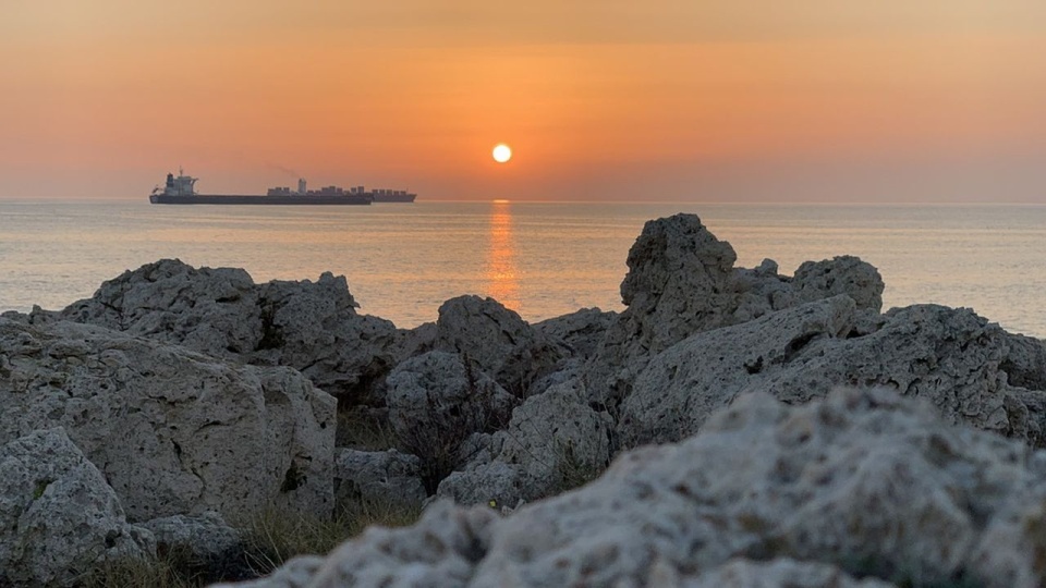 Statek znajduje się w odległości około 50 kilometrów od portu Hodeida. źródło: https://pixabay.com/pl/5129450/Korben-Dallas/CC0 - domena publiczna