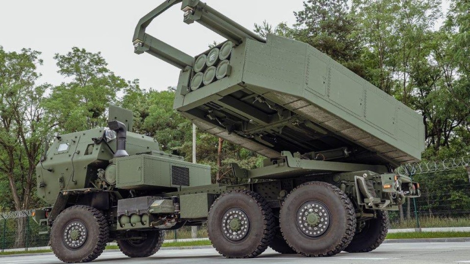 Cztery lata temu Polska kupiła 20 zestawów artylerii rakietowej HIMARS z 18 wyrzutniami bojowymi i dwiema ćwiczebnymi. Te ostatnie trafią właśnie do Akademii HIMARS. źródło: https://twitter.com/MON_GOV_PL/kpt. Piotr Szafarski