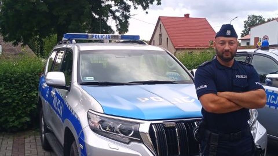 Na pomoc ruszył Rafał Traut ze szczecińskiej komendy oraz postronny mężczyzna. źródło: https://zachodniopomorska.policja.gov.pl