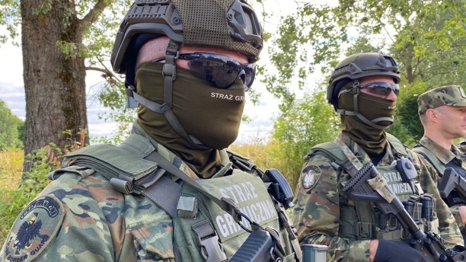 Od czasu postawienia zapory na granicy z Białorusią zwiększyła się agresja próbujących wtargnąć do Polski wobec funkcjonariuszy Straży Granicznej i policji oraz żołnierzy. źródło: https://twitter.com/Straz_Graniczna
