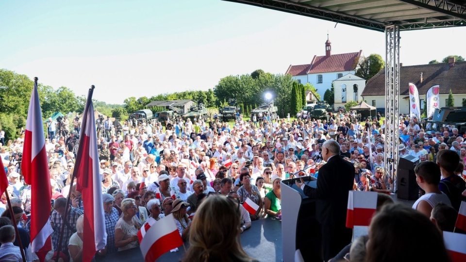 Podczas pikniku wojskowego w Zawichoście Jarosław Kaczyński zwracał uwagę, że w Polsce przez lata nie dbano o krzewienie patriotyzmu w życiu publicznym. źródło: https://twitter.com/pisorgpl