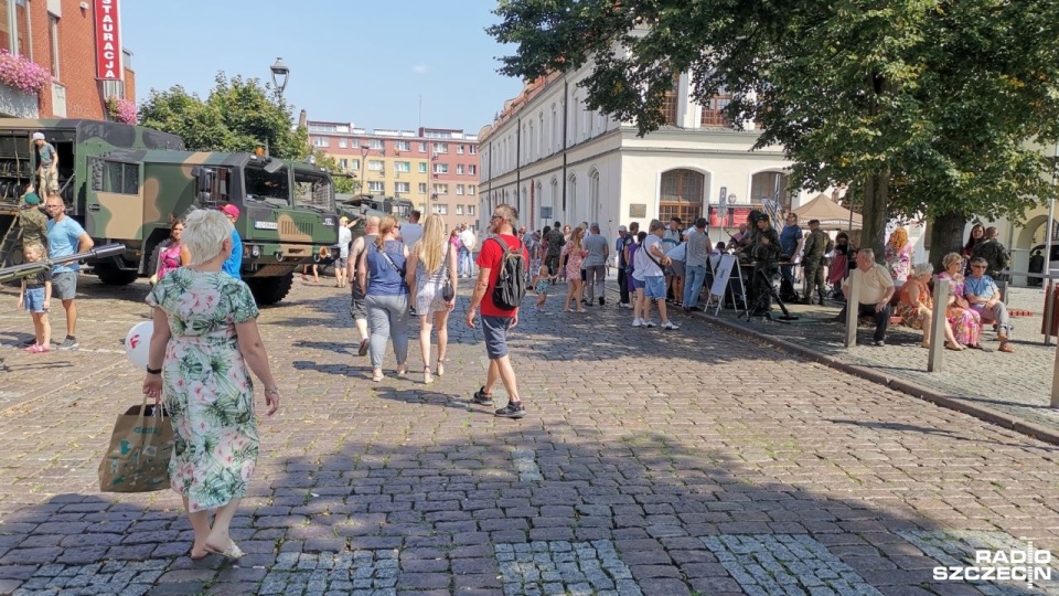 Kolejki odwiedzających ustawiają się zwłaszcza przed wyeksponowanym Leopardem. Fot. Marek Synowiecki [Radio Szczecin]