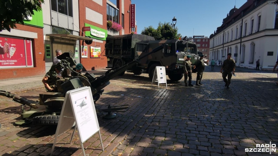 Kolejki odwiedzających ustawiają się zwłaszcza przed wyeksponowanym Leopardem. Fot. Marek Synowiecki [Radio Szczecin]