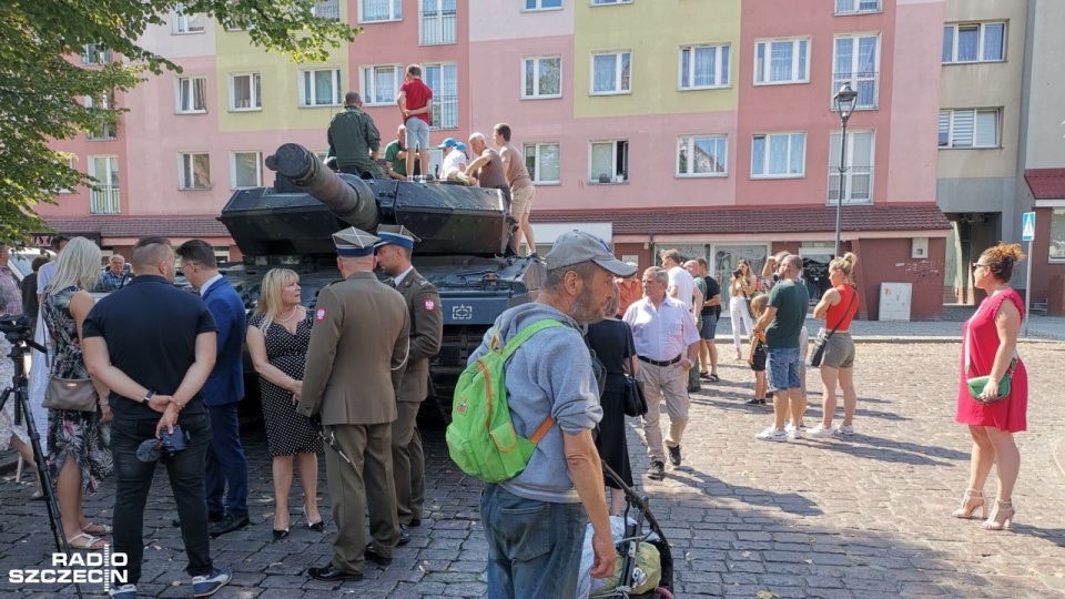 Kolejki odwiedzających ustawiają się zwłaszcza przed wyeksponowanym Leopardem. Fot. Marek Synowiecki [Radio Szczecin]