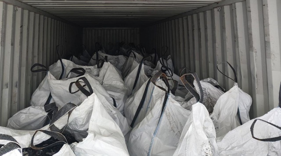 źródło: https://www.gov.pl/web/kas/kas-zatrzymala-transport-22-ton-nielegalnych-odpadow
