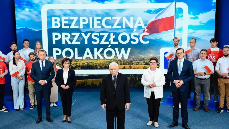 Wicepremier podkreślił na konferencji w siedzibie partii, że chodzi przede wszystkim o bezpieczeństwo militarne, które chroni nas przed atakiem zbrojnym. źródło: https://twitter.com/pisorgpl