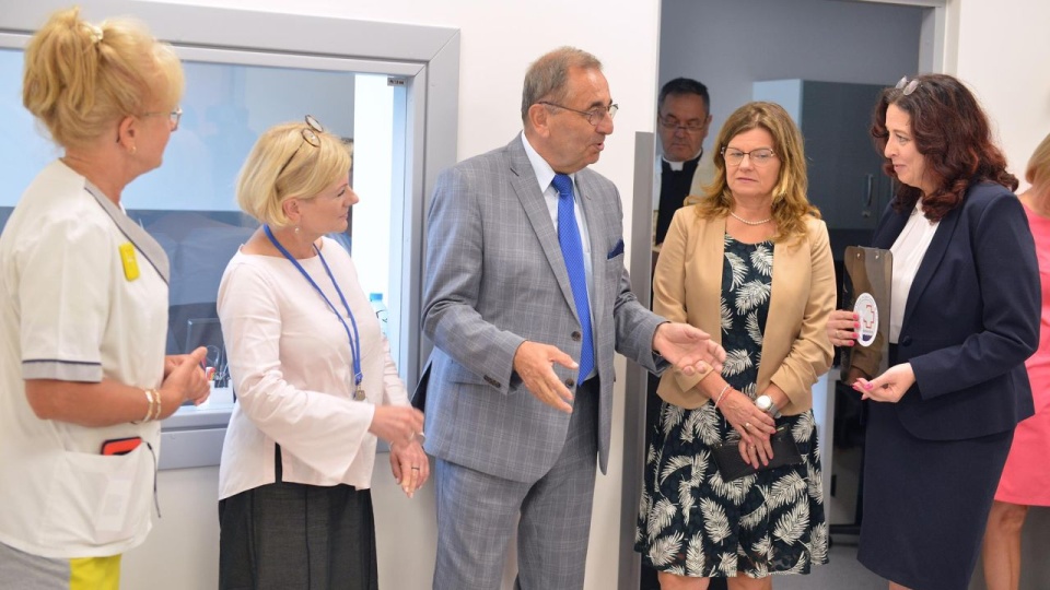 Koszt zakupu tomografu, stołu pacjenta, detektora, lampy, generatora, montaż urządzeń i przeszkolenie pracowników szpitala kosztowało milion złotych. źródło: https://www.swinoujscie.pl/pl/artykul/126/19281/szpital-ma-nowoczesny-tomograf