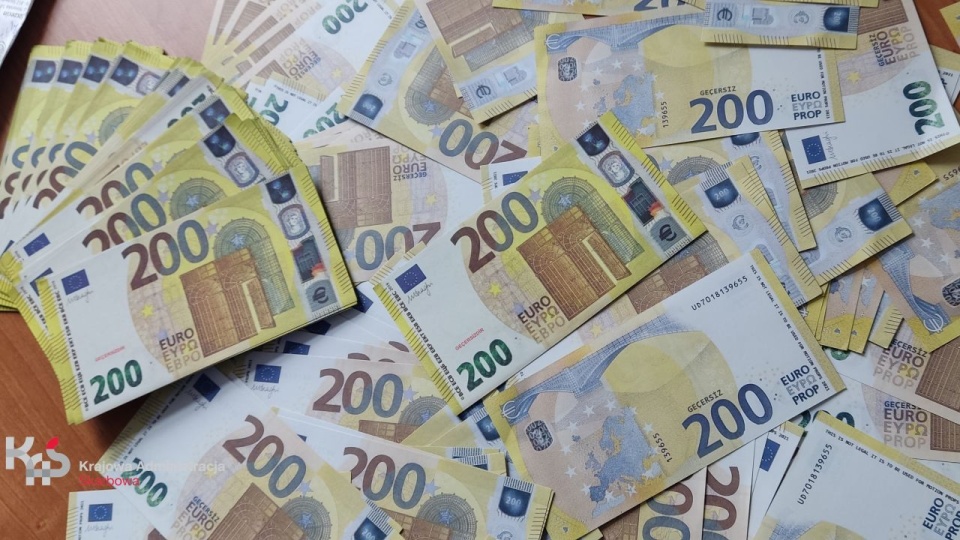 W przechwyconej przesyłce były dwa pliki banknotów o nominale 200 euro. źródło: Krajowa Administracja Skarbowa