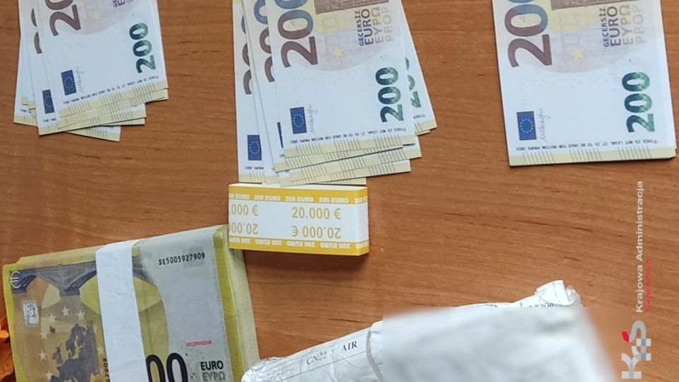 W przechwyconej przesyłce były dwa pliki banknotów o nominale 200 euro. źródło: Krajowa Administracja Skarbowa