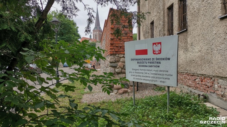 Kontynuacja prac przy murach jest możliwa dzięki dofinansowaniu inwestycji przez Ministerstwo Kultury i Dziedzictwa Narodowego w ramach programu ochrony zabytków. Fot. Marek Synowiecki [Radio Szczecin]