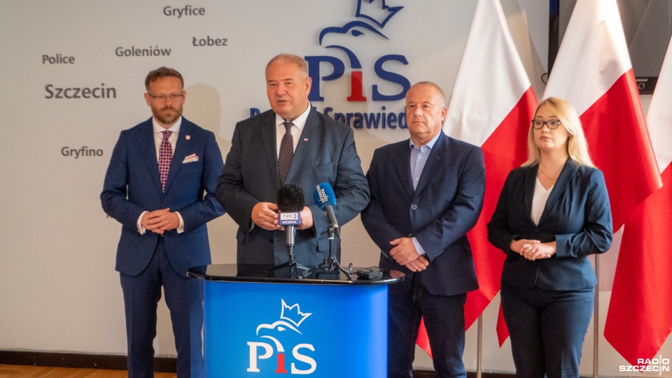 Politycy PiS zaapelowali także do Polaków o udział w referendum 15 października, które dotyczyć będzie m.in. relokacji migrantów. Fot. Maciej Papke [Radio Szczecin]
