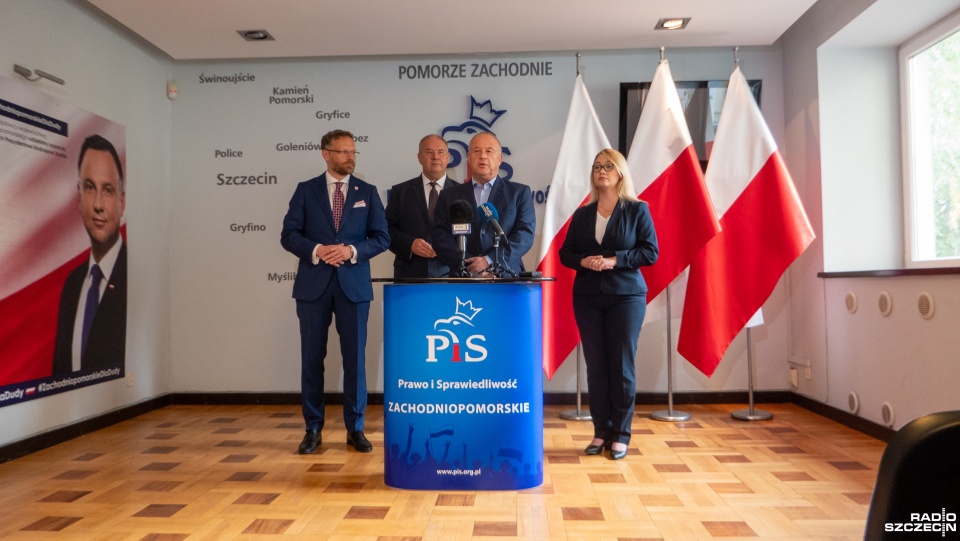 Politycy PiS zaapelowali także do Polaków o udział w referendum 15 października, które dotyczyć będzie m.in. relokacji migrantów. Fot. Maciej Papke [Radio Szczecin]
