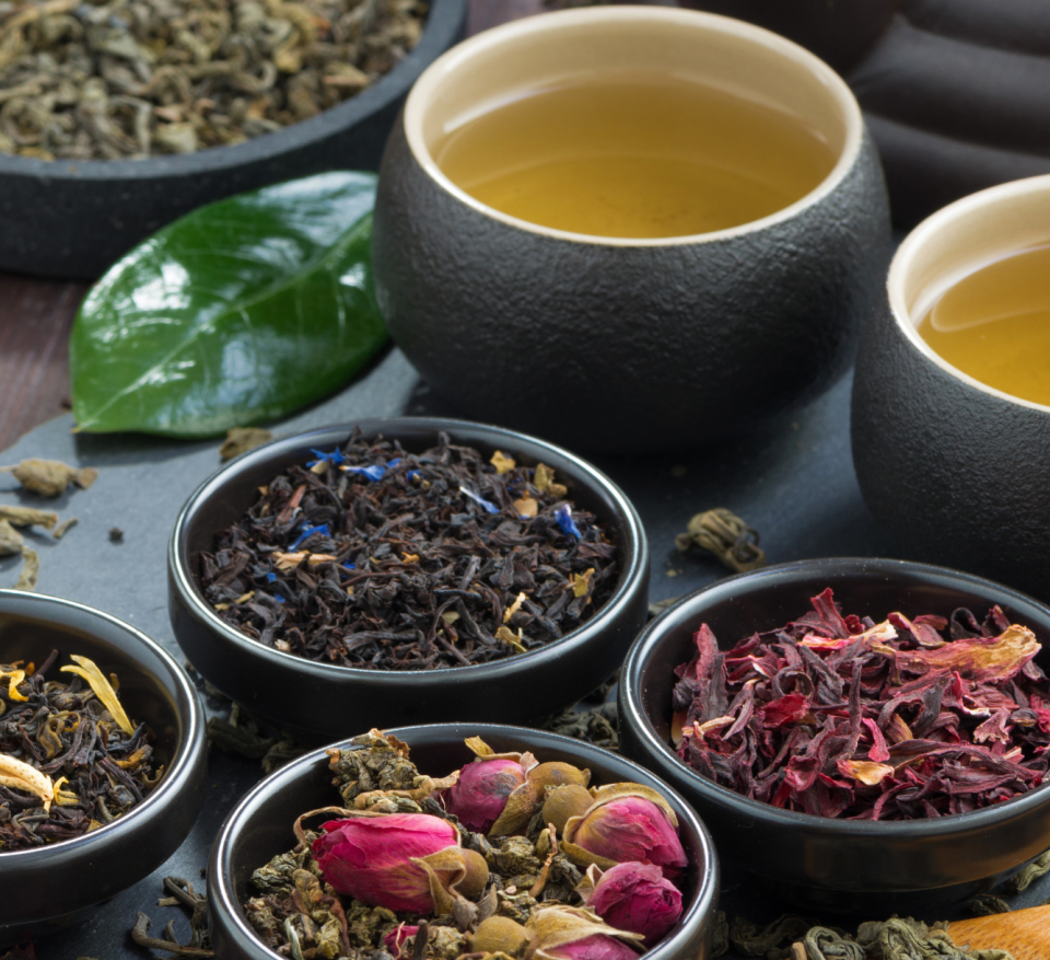 Sztuka parzenia herbaty: tradycyjny czajnik czy nowoczesny dzbanek z zaparzaczem?