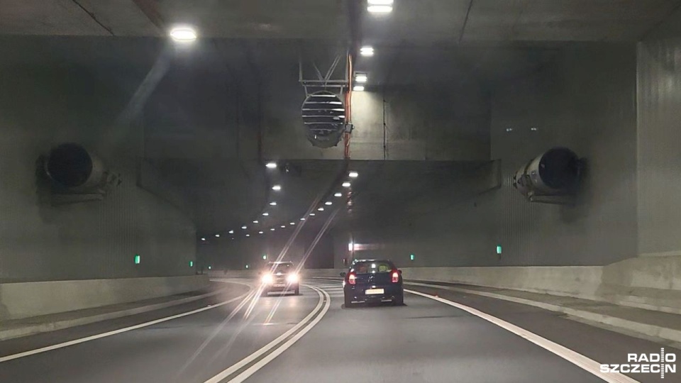 Tunel oddano do użytku ponad trzy miesiące temu. Budowa kosztowała ponad 900 mln zł. Do tej pory przejechało nim ponad 1,5 mln aut. Fot. Sławomir Orlik [Radio Szczecin]