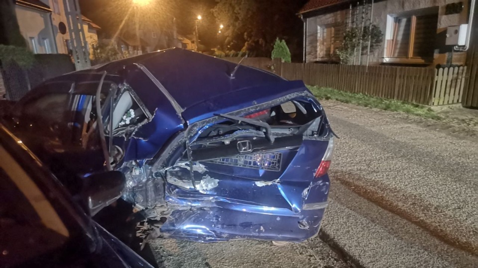 Ze wstępnych ustaleń wynika, że kierowca stracił panowanie nad pojazdem i uderzył z zaparkowane samochody i budynek. źródło: https://www.facebook.com/kppspdrawskopomorskie