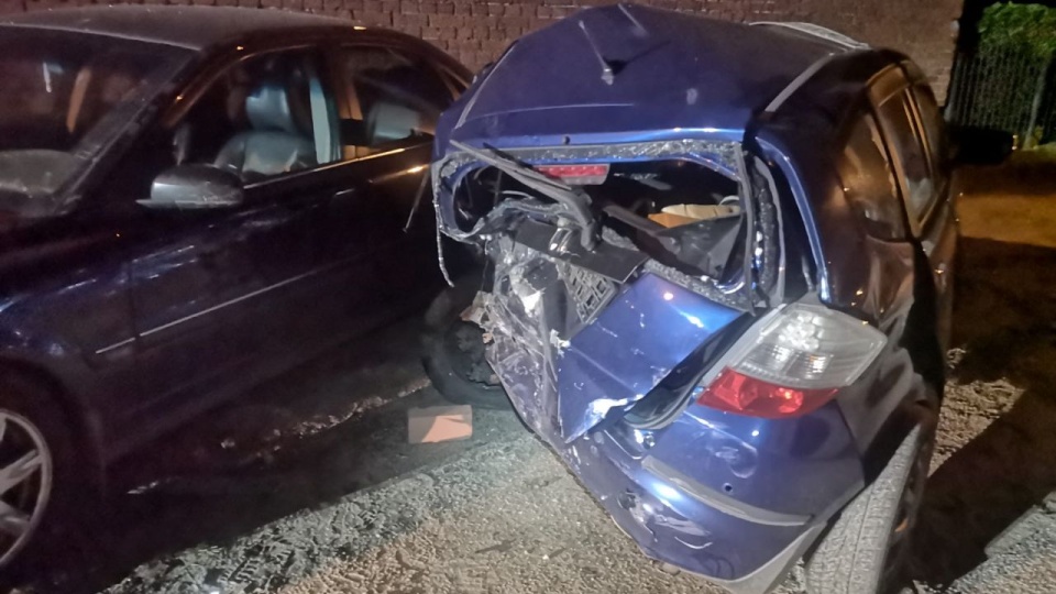Ze wstępnych ustaleń wynika, że kierowca stracił panowanie nad pojazdem i uderzył z zaparkowane samochody i budynek. źródło: https://www.facebook.com/kppspdrawskopomorskie