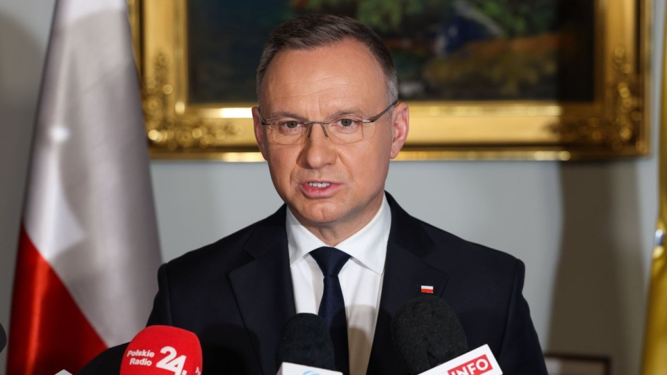 Andrzej Duda powiedział, że Polacy pokazali, iż są odpowiedzialni za losy kraju. Mówił, że teraz należy poczekać na ostateczne wyniki, które poda Państwowa Komisja Wyborcza. źródło: https://twitter.com/prezydentpl