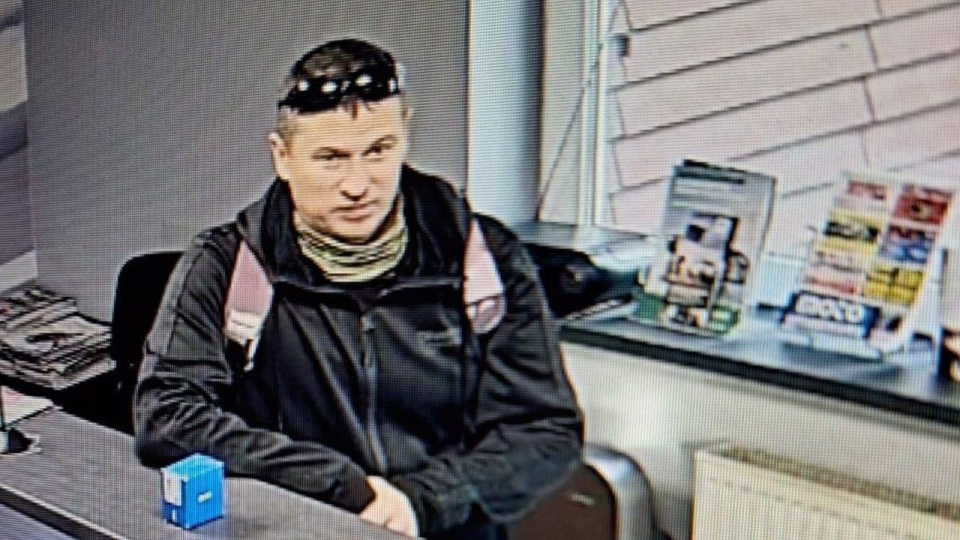 Policja opublikowała nowe zdjęcia i nagranie z monitoringu, który zarejestrował ściganego za zabójstwo syna Grzegorza Borysa z Gdyni. https://twitter.com/PomorskaPolicja