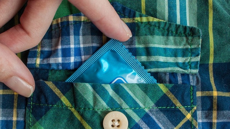 19-latek tłumaczył, że zabrakło mu pieniędzy na prezerwatywy, dlatego je ukradł. źródło: https://pixabay.com/pl/1863436/Maria_Domnina/CC0 - domena publiczna