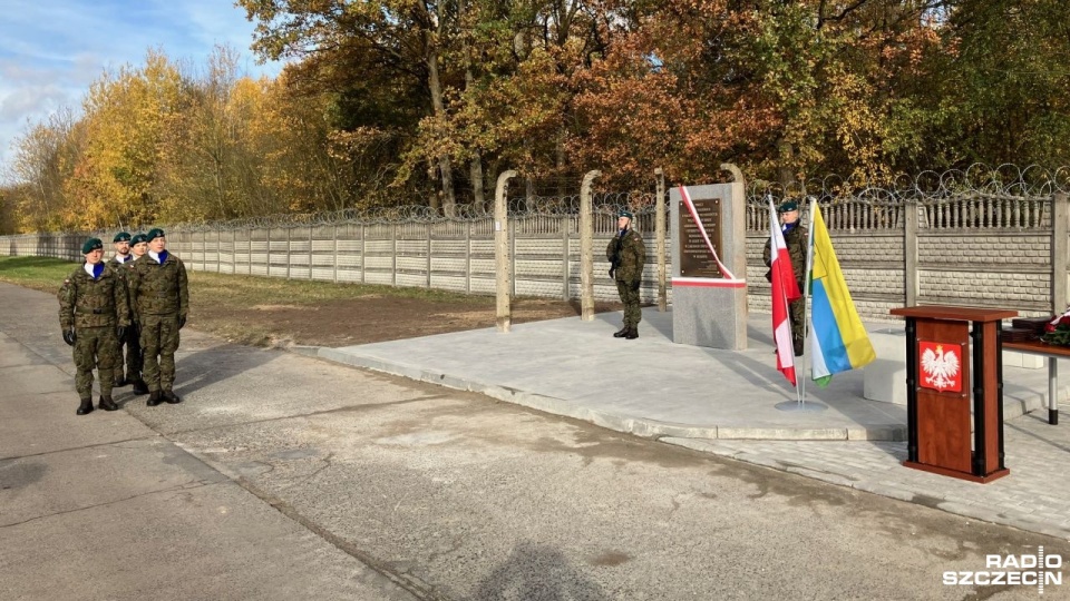 Przy budowie pomnika wykorzystano oryginalne słupy z ogrodzenia obozu. Fot. Grzegorz Gibas [Radio Szczecin]
