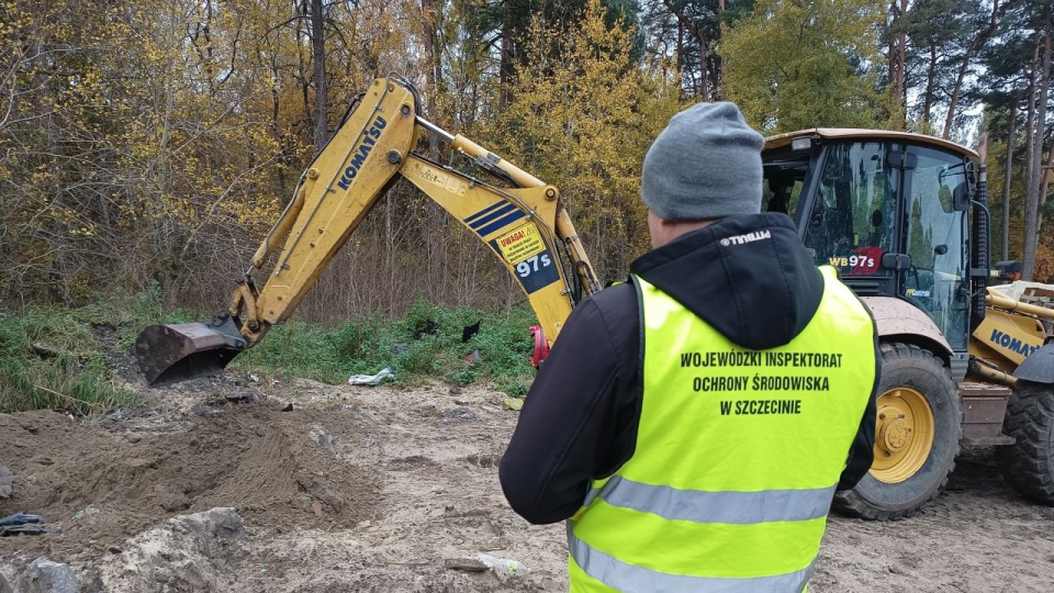 Za czyn nielegalnego składowania odpadów w miejscu na ten cel nieprzeznaczony bez zezwolenia grozi kara do 1 mln zlotych. źródło: https://www.wios.szczecin.pl