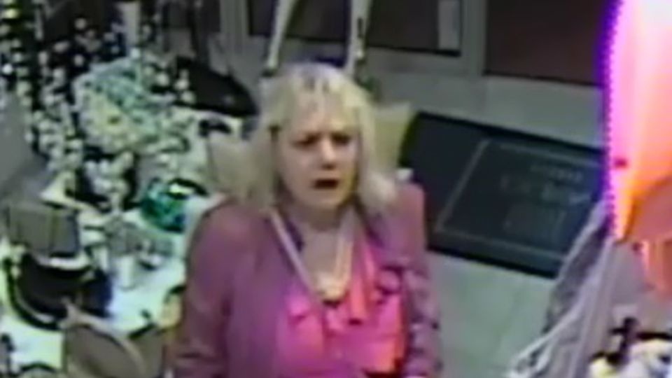 Osoby, które rozpoznają kobietę proszone są o kontakt z kołobrzeską policją. źródło: https://kolobrzeg.policja.gov.pl/zkl/aktualnosci/aktualnosci/58915,Upubliczniamy-wizerunek-podejrzewanej-o-kradziez-torebki.html