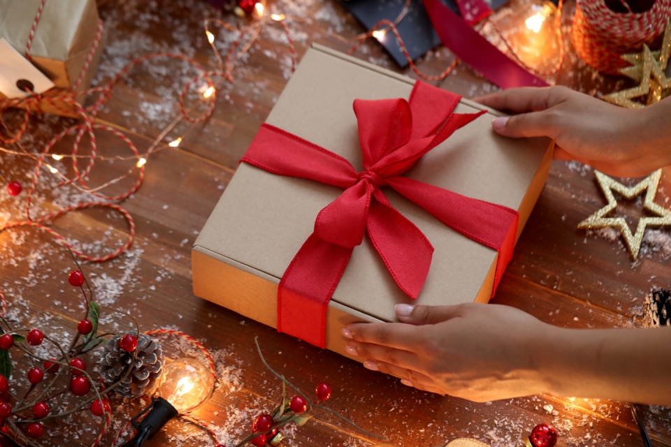 Przegląd najlepszych gadżetów firmowych do paczek świątecznych! Jakie upominki warto wziąć pod uwagę?