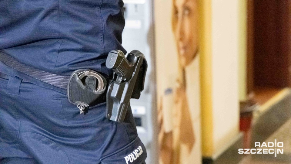 Policjantka przygotowywała się do służby. Fot. Robert Stachnik [Radio Szczecin]