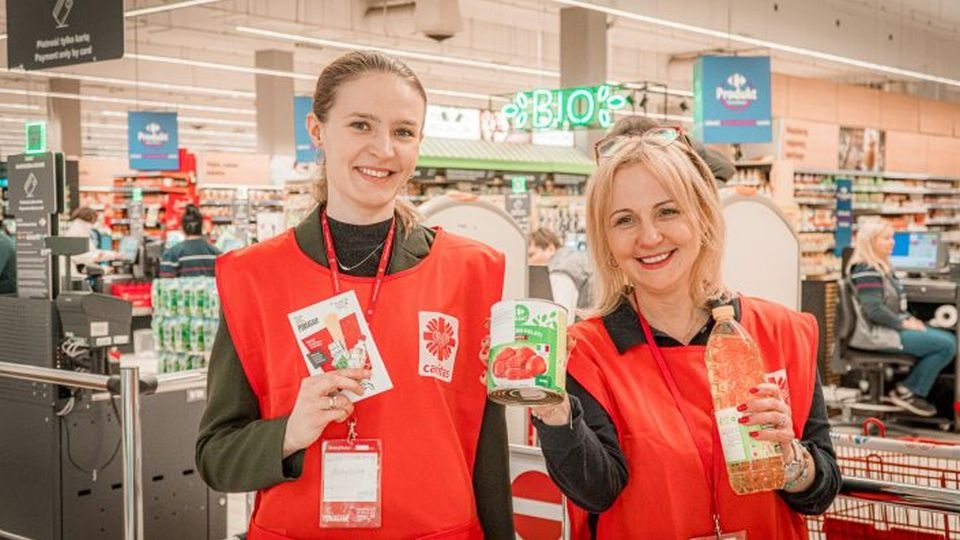 Wystarczy włożyć zakupy do koszyków za linią kas, przy których będą stali wolontariusze ubrani w czerwone kamizelki z logo Caritas. źródło: https://caritas.pl/