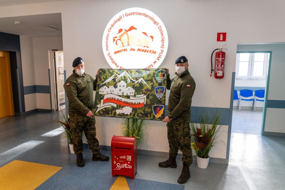 Sierżant Łukasz Agaś (z prawej) i starszy szeregowy specjalista Łukasz Chlebowski (z lewej) w SPSK nr 1 w Szczecinie, fot. Biuro Prasowe Wielonarodowego Korpusu Północno-Wschodniego