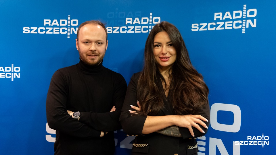 Na zdj. od prawej ekspert kredytowy, Ewelina Czaplińska i Kamil Nieradka, prowadzący "Kawiarenkę Polityczną". Fot. Robert Stachnik [Radio Szczecin]