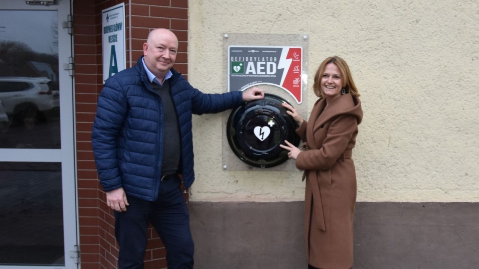 AED to automatyczny defibrylator, który przy pomocy poleceń głosowych prowadzi proces przywracania akcji serca. źródło: https://www.facebook.com/powiatgoleniowski
